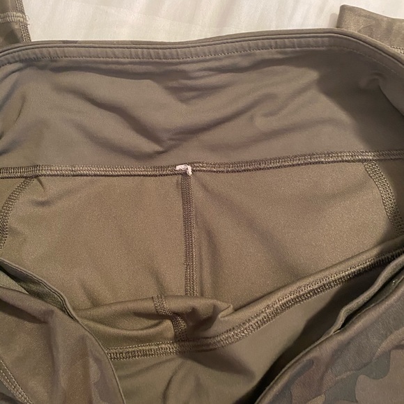 Lululemon Inspire 21” Camo Wunder Under Capris - Picture 5 of 7